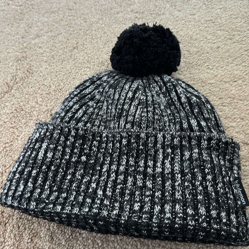 Lululemon Pom Pom winter hat (new w/o tags)